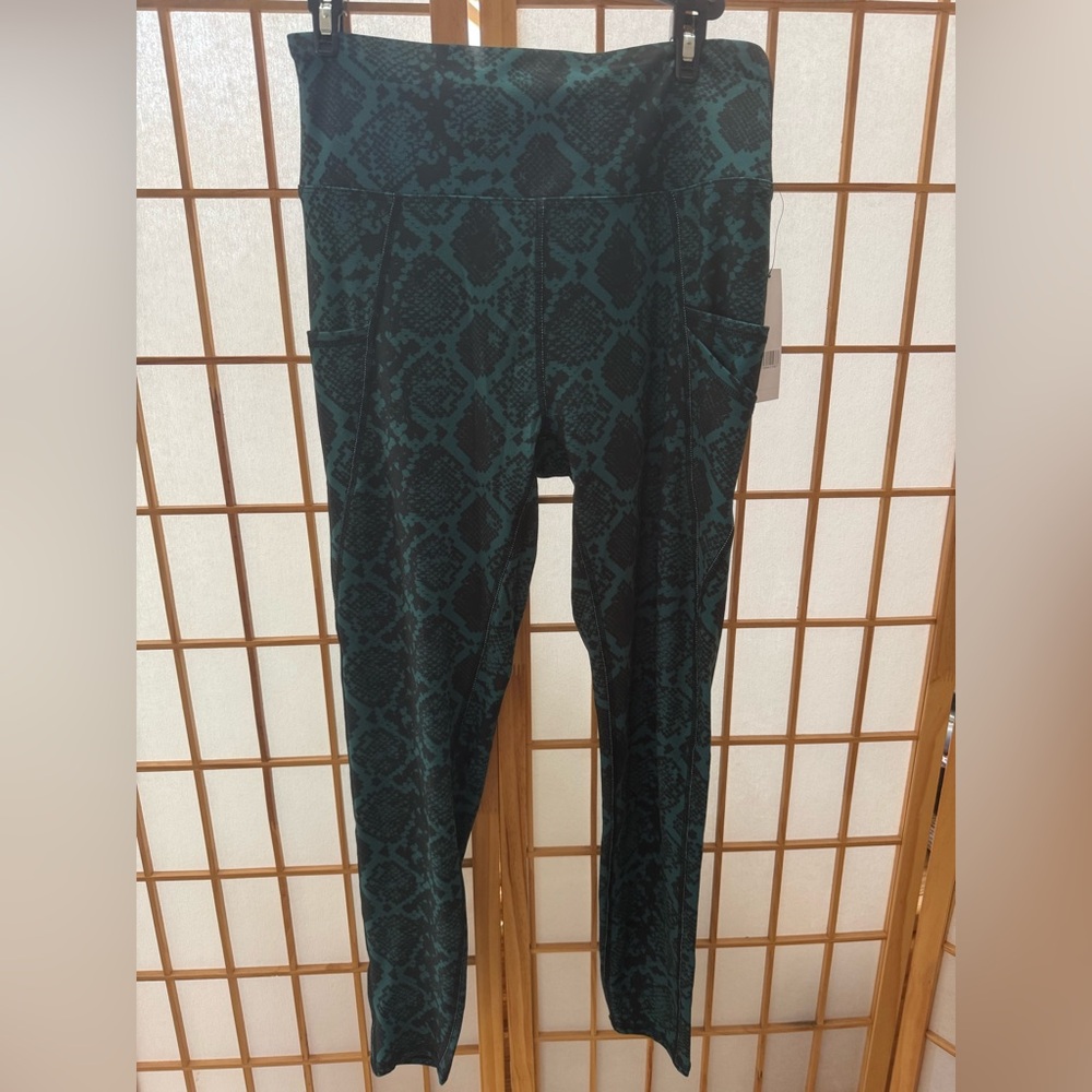 NWT Tahari FauxFlyPointe Snakeskin Leggings Size M